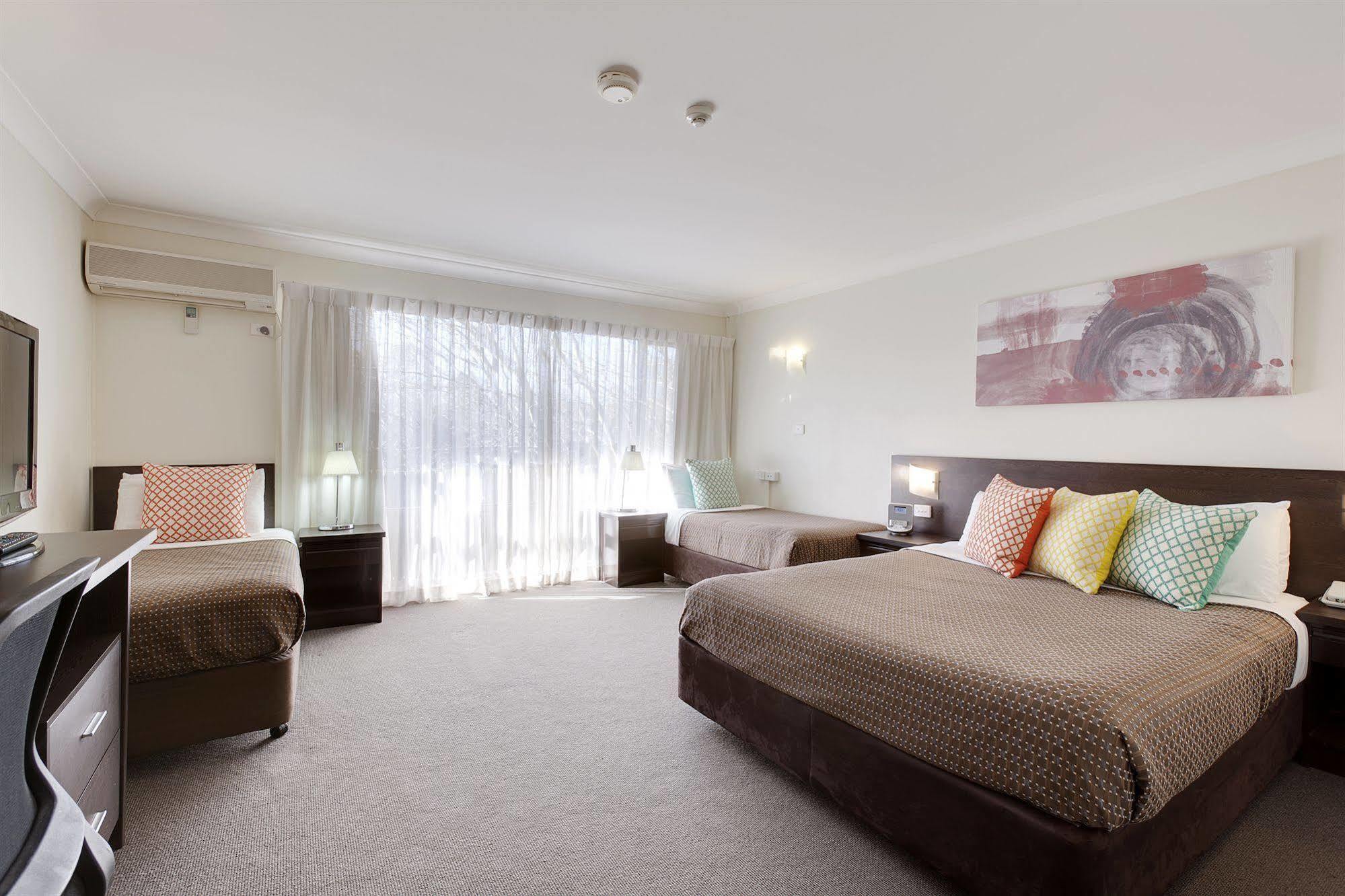 Tall Trees Ainslie Hotel 4*
